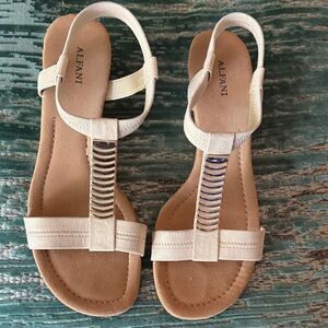 Alfani Women's Cream / Gold Sandals Size 9